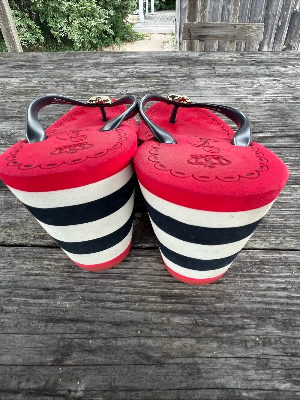 Juicy Couture Red Footbed Black Strap Flip Flop Sandals with Gold Accent sz 9 - Picture 6 of 7
